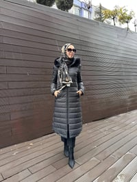Trenç 5601 Siyah Kapüşonu Kürklü Midi Boy Şişme Kaban