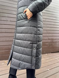 Trenç 5601 Siyah Kapüşonu Kürklü Midi Boy Şişme Kaban