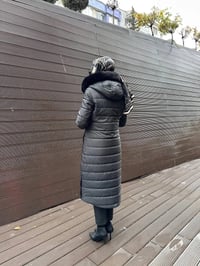 Trenç 5601 Siyah Kapüşonu Kürklü Midi Boy Şişme Kaban