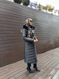 Trenç 5601 Siyah Kapüşonu Kürklü Midi Boy Şişme Kaban