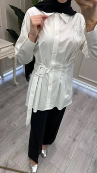 Wennora 1039 Beyaz Yakası Taşlı Beli Kemer Detaylı Gömlek