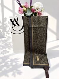 Vakko Monogram Desenli Twill İpek Şal – Kadın Tesettür Şal, Premium Kalite, Şık ve Zarif İpek Şal
