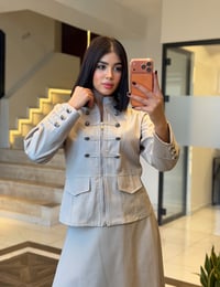 Düğme Detaylı Fermuarlı Hakim Yaka Etekli Takım K1907 Ekru 