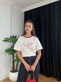 BİYELİ ÖRGÜ YAKA YAZI BASKILI T-SHİRT