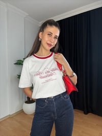 BİYELİ ÖRGÜ YAKA YAZI BASKILI T-SHİRT
