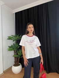 BİYELİ ÖRGÜ YAKA YAZI BASKILI T-SHİRT