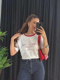 BİYELİ ÖRGÜ YAKA YAZI BASKILI T-SHİRT