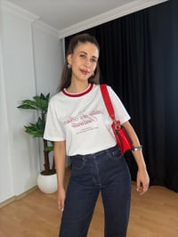 BİYELİ ÖRGÜ YAKA YAZI BASKILI T-SHİRT