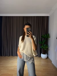 EKRU RENGİ DANTEL DETAYLI TRİKO BLUZ