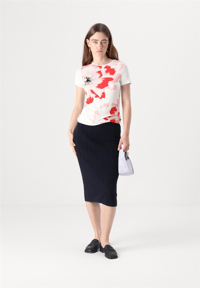 TED BAKER SİNDHAA KIRMIZI BÜYÜK ÇİÇEK BASKILI T-SHİRT