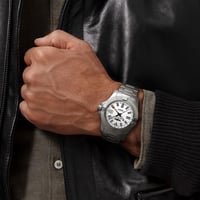 Breitling Avenger Automatic GMT 43 A32397101A1A1 Erkek Saati