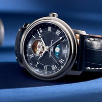 frederique-constant-ay-fazi-igneli-tarih-mavi-guilloche-roman-rakami