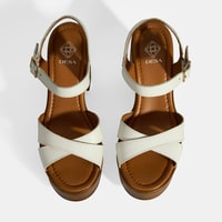 Beyaz Kadın Toka Detaylı Deri Sandalet