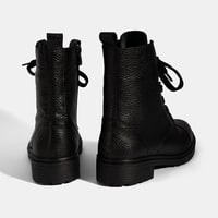 Kadın Siyah Bağcıklı Deri Postal Bot