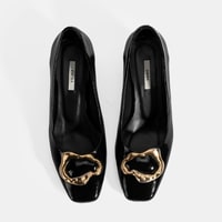 Kadın Siyah Metal Toka Aksesuarlı Rugan Topuklu Ayakkabı