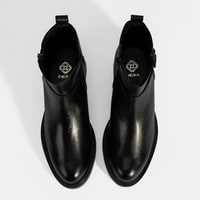 Kadın Siyah Metal Toka Detaylı Fermuarlı Deri Bot