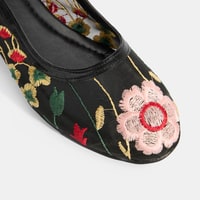 Kadın Siyah Nakış İşleme Detaylı Fileli Babet