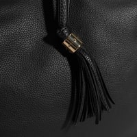 Kadın Siyah Püskül Detaylı Omuz Çantası