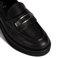 Kadın Siyah Toka Aksesuarlı Kalın Tabanlı Deri Loafer