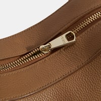 Kadın Taba Deri Çanta Aksesuarlı Büyük Omuz Çantası