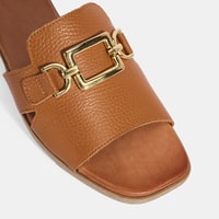 Kadın Taba Metal Toka Aksesuarlı Deri Terlik