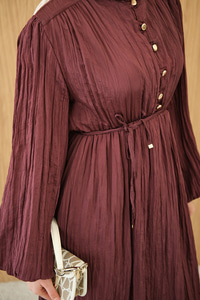 Asimetrik Fırfırlı Bel Bağlamalı Piliseli Elbise Bordo