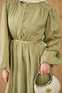 Asimetrik Fırfırlı Bel Bağlamalı Piliseli Elbise Fıstık Yeşil