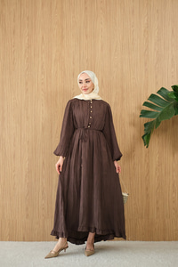 Asimetrik Fırfırlı Bel Bağlamalı Piliseli Elbise Kahverengi