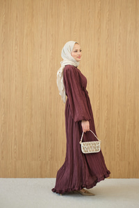 Asimetrik Fırfırlı Bel Bağlamalı Piliseli Elbise Bordo