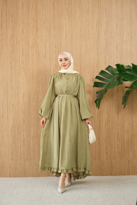 Asimetrik Fırfırlı Bel Bağlamalı Piliseli Elbise Fıstık Yeşil