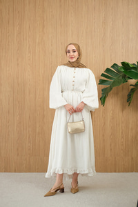 Asimetrik Fırfırlı Bel Bağlamalı Piliseli Elbise Beyaz