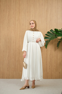 Asimetrik Fırfırlı Bel Bağlamalı Piliseli Elbise Beyaz