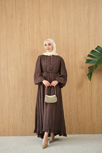 Asimetrik Fırfırlı Bel Bağlamalı Piliseli Elbise Kahverengi