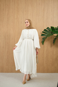 Asimetrik Fırfırlı Bel Bağlamalı Piliseli Elbise Beyaz