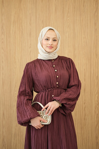 Asimetrik Fırfırlı Bel Bağlamalı Piliseli Elbise Bordo