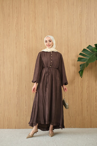 Asimetrik Fırfırlı Bel Bağlamalı Piliseli Elbise Kahverengi