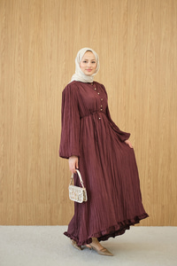 Asimetrik Fırfırlı Bel Bağlamalı Piliseli Elbise Bordo