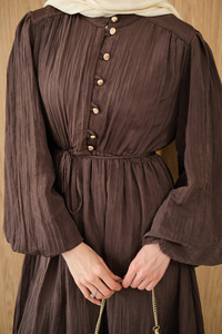 Asimetrik Fırfırlı Bel Bağlamalı Piliseli Elbise Kahverengi