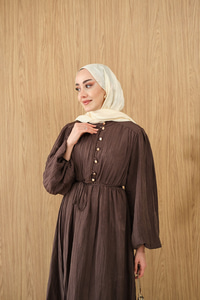 Asimetrik Fırfırlı Bel Bağlamalı Piliseli Elbise Kahverengi