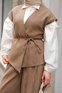 Bağlama Detay Yelekli Takım Ada Çayı