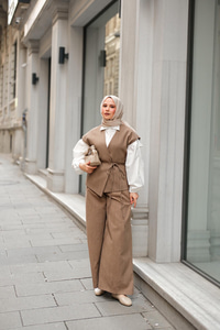 Bağlama Detay Yelekli Takım Ada Çayı