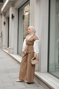 Bağlama Detay Yelekli Takım Ada Çayı