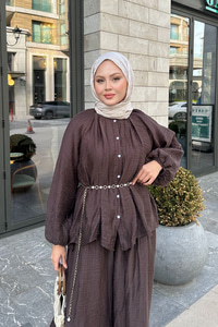 Balon Kol İnci Düğmeli Aksesuarlı Pantolonlu Takım Kahverengi