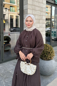 Balon Kol İnci Düğmeli Aksesuarlı Pantolonlu Takım Kahverengi