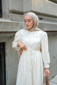 BEBE YAKA DANTEL DETAYLI ELBISE EKRU