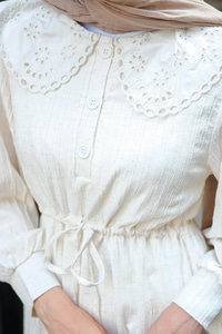 BEBE YAKA DANTEL DETAYLI ELBISE EKRU