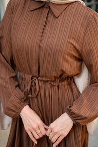 BEL BUZGULU ELBISE KAHVERENGI