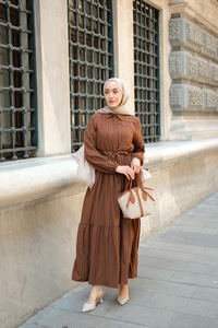 BEL BUZGULU ELBISE KAHVERENGI