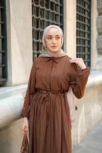 BEL BUZGULU ELBISE KAHVERENGI