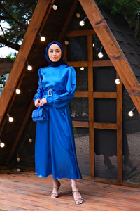 BELI BUZGULU KEMERLI SATEN ELBISE SAX MAVI